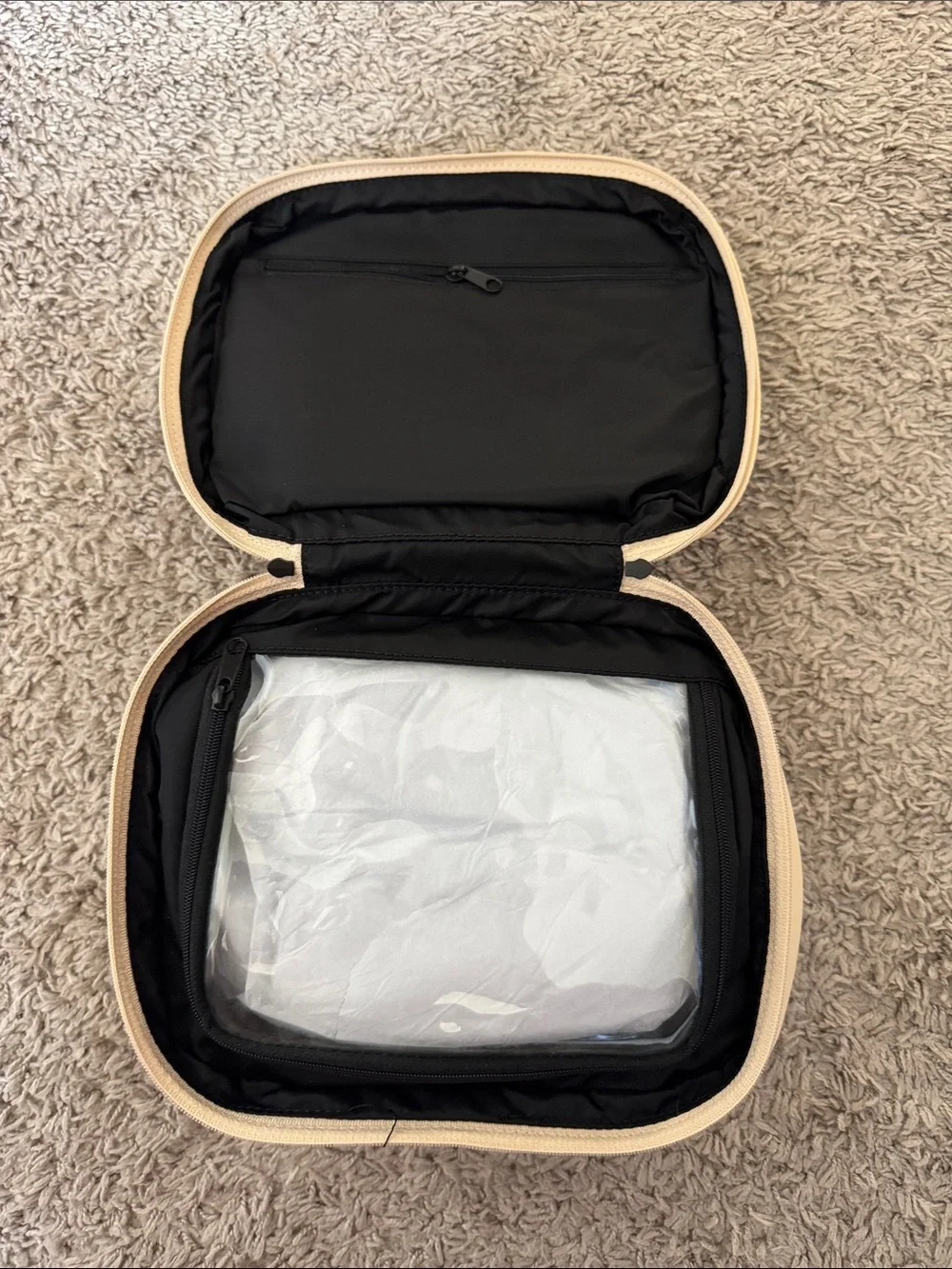 NWT Cream Cosmetic Travel Case / H8